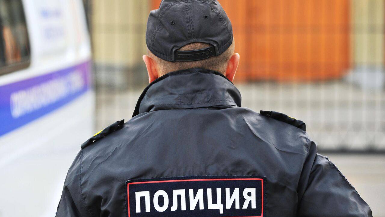 Ученика 11 го класса в Дагестане отправили в СИЗО по обвинению в пособничестве Исламскому государству ИГ запрещенная в России террористическая организация через общение в TikTok сообщает РИА Новости со ссылкой на судебные материалы В материалах дела указано что несовершеннолетний школьник из дагестанского села Хучни был задержан а затем арестован по подозрению в участии в деятельности террористической организации Ему инкриминируют преступление за которое предусмотрено наказание в виде лишения свободы на срок от 10 до 20 лет Уголовное производство по данным агентства возбудили в середине сентября а решение об аресте вступило в силу в начале октября Источник агентства сообщил что подростка задержали при попытке забрать пистолет для нападения на сотрудников правоохранительных органов Согласно материалам дела защита ходатайствовала о более мягкой мере пресечения ссылаясь на то что несовершеннолетний проживает с родителями и может находиться под их присмотром на домашнем аресте Однако Верховный суд Дагестaна оставил жалобу без удовлетворения Подросток остался в СИЗО Подпишись RogandarNEWs мы в MAX