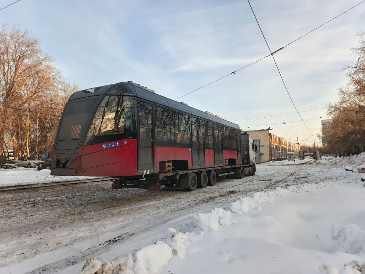 Пятый трамвайный кузов прибыл в Новосибирск В Новосибирске поступательно продолжается реализация проекта модернизации трамваев В этом году планируем собрать на совместном предприятии БКМ Сибирь девять машин Белорусская сторона поставляет новые кузовы пятый уже в городе сегодня ведётся его разгрузка в правобережном трамвайном депо МКП ГЭТ отметил мэр Новосибирска Максим Кудрявцев Впереди прохождение необходимых процедур по комплектации внутреннего оборудования монтаж всех систем пусконаладочные работы 50 ти километровая обкатка без пассажиров а затем выход на линию Три трамвайных вагона из поставки этого года уже перевозят пассажиров на 13 м маршруте