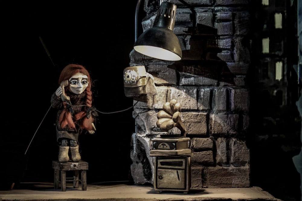 Оренбургский и Владимирский театры кукол проведут обменные гастроли С 12 по 15 ноября Оренбургский и Владимирский театры кукол проведут обменные гастроли в рамках федеральной программы Большие гастроли для детей и молодежи Оренбургский театр участвует в проекте уже в шестой раз В 2025 году в гастрольный план Минкультуры вошли 254 театра из 546 подавших заявки Владимирская труппа привезёт в Оренбург три спектакля Сказка о потерянном времени 6 Звонок в прошлое 12 и Белые ночи 16 Оренбургский театр покажет владимирцам свои популярные постановки Сказка о царе Салтане 6 Небольшая история 12 и Зойкина квартира 16 Спектакли оренбургской труппы хорошо знакомы российской публике Небольшая история становилась лауреатом премии им Железкина а Зойкина квартира уже имела успех во Владимире на фестивале Золотое колечко Все показы ожидают аншлагов билеты в обоих городах раскуплены заранее Оренбургский театр кукол участвует в программе Большие гастроли с 2014 года поддерживая культурный обмен с коллективами разных регионов России