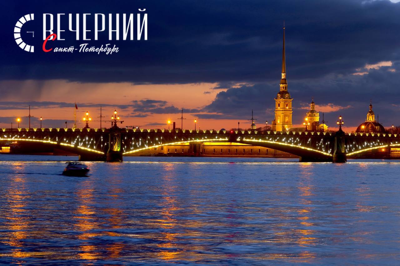 Троицкий мост откроют на четыре месяца раньше срока Троицкий мост в Санкт-Петербурге будет завершён на четыре месяца раньше, чем планировалось — к началу июня. Это стало возможным благодаря опережению графика и применению современных технологий. Ремонт начался в феврале, и с начала мая движение общественного транспорта будет организовано по левой полосе, а на правой полосе начнется фрезерование старого покрытия. Также выполнены работы по укладке трамвайных рельсов и асфальта. На данный момент новые деформационные швы установлены на 65%. «Ремонт Троицкого моста идёт с опережением, и мы завершим его к началу сезона белых ночей», — отметил Губернатор Александр Беглов. Троицкий мост — это не только важный транспортный узел, но и одна из ярких достопримечательностей города, объект культурного наследия. Фото: Дарья Иванова Вечерний Санкт-Петербург