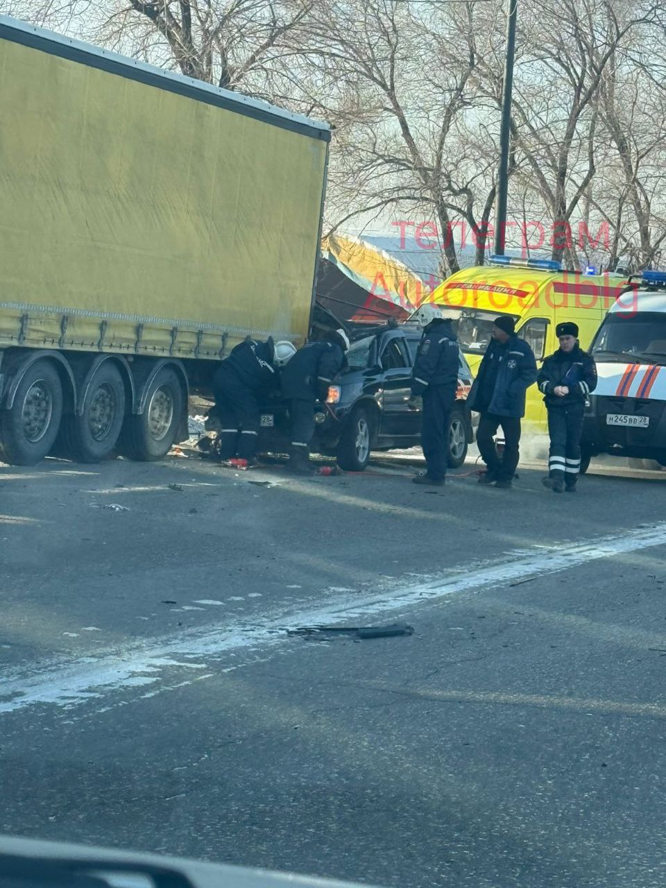 Магистральная 20 жесткое ДТП Машина Тойота Люгер врезалась в припаркованую фуру на обочине Работает реанимация спасатели