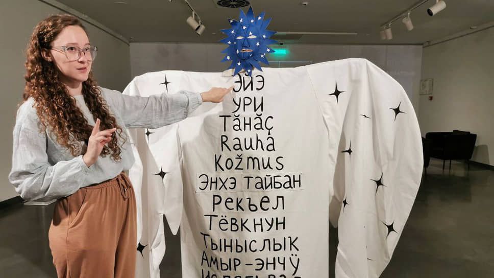 Художница Алиса Горшенина уехала из России. Причина — случившейся с ней арест и штрафы. Переезд она не планировала. С собой она взяла только чемодан летних вещей и деньги, которые откладывала на ремонт квартиры в Нижнем Тагиле. «Проговорю еще раз, потому что знаю, найдутся люди, которые станут меня поздравлять, для меня отъезд из России — горе. Я до сих пор не осмыслила это, не приняла, не смирилась», — написала она в соцсетях. В апреле на Алису Горшенину составили три протокола о дискредитации российской армии, пропаганде ЛГБТ и демонстрацию экстремистской символики. За последнее ее арестовывали на 10 суток. «Международное движение ЛГБТ» признано экстремистским и запрещено в России Фото: Влад Ташлыков, Коммерсантъ