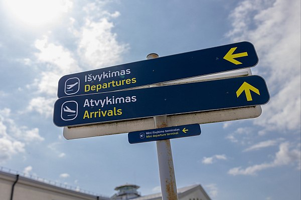 В районе Вильнюсского аэропорта задержали двух человек с БПЛА Служба общественного порядка Литвы задержала в районе Вильнюсского международного аэропорта двух человек запускавших БПЛА Об этом сообщает ТАСС Задержаны два человека запускавшие беспилотники в зоне особого контроля аэропорта сказал начальник службы Викторас Грабаускас Один из аппаратов угрожал полетам гражданской авиации На непродолжительное время пришлось отозвать рейсы воздушных судов отметил он Пауза из за нарушения режима продолжалась около 20 минут aviaru net n290619