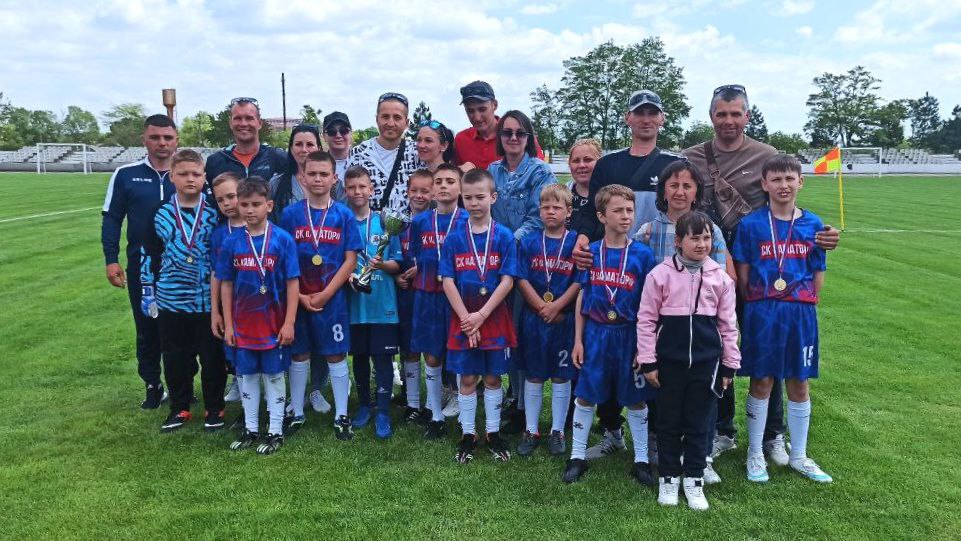 Открытый «Кубок СК «Аматора» по футболу прошел в Новотроицком 11 мая в поселке Новотроицкое провели открытый «Кубок СК «Аматора» по футболу, приуроченный к 80-й годовщине Победы в Великой Отечественной войне. В торжественном открытии турнира принял участие заместитель Главы администрации Александр Лепа. На футбольном поле за звание лучших сражались команды Новотроицкого спортивного клуба «Аматор», Херсонской спортивной школы №1, Херсонской спортивной школы №2 и Новотроицкой спортивной школы. По итогам игр призовые места распределились следующим образом: 1 место — спортивный клуб «Аматор», пгт. Новотроицкое; 2 место — ХСШ №1, с. Антоновка; 3 место — Новотроицкая СШ, пгт. Новотроицкое. ПОДПИСАТЬСЯ ВКонтакте