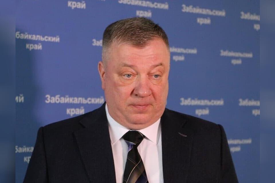 ‼  Гурулёв прокомментировал ситуацию с отставкой правительства Забайкалья  Давайте прямо: если губернатор отправил  всё правительство в отставку — значит, ситуация действительно дошла до дна  Он выразил желание, чтобы новое правительство отличалось не только лицами.  Каждый министр — главный распорядитель бюджетных средств. Его задача — не бегать круглосуточно по совещаниям, а выдавать результат. Про это давно говорю: нужно радикально сократить количество вице-премьеров и заместителей губернатора, ввести жесткую персональную ответственность по каждому направлению, и адекватно делить области работы.  Он призвал покончить с полумягкой системой.   Нужны те, кто умеет принимать решения, брать на себя ответственность — и за успех, и за провал. И, наверное, нужны наши местные люди, которым небезразлична судьба родного края.  Согласны?  ZAB.RU