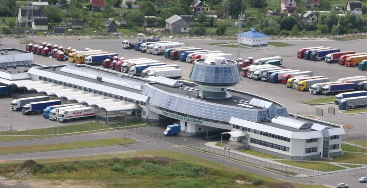 На тысячу увеличилась за неделю очередь выезжающих из Беларуси в Польшу грузовиков а контролирующие службы из польского пункта пропуска Кукурыки продолжают работать на 25 40 от международных договоренностей Количество зарегистрированных сейчас в белорусских Козловичах на выезд в Польшу транспортных средств превысило 2500  За последние сутки польская сторона приняла 458 авто из возможных 1200 В некоторые сутки на неделе эта цифра была не более 350 а в отдельные часы поляки и вовсе останавливали оформление прибывающих из Беларуси транспортных средств  Очередь на выезд в Литву и Латвию в несколько раз ниже вместе с тем сопредельные страны также работают на минимуме имеющихся возможностей Из белорусских пунктов пропуска Каменный Лог и Бенякони литовцы за последние сутки приняли лишь 20 грузовиков Латвийцы и вовсе оформляли в час по 1 2 транспортных средства выезжающих из Беларуси Касаемо въезда в нашу страну сопредельные страны подают грузовики немного активнее Прибывающие транспортные средства оформляются белорусской стороной своевременно