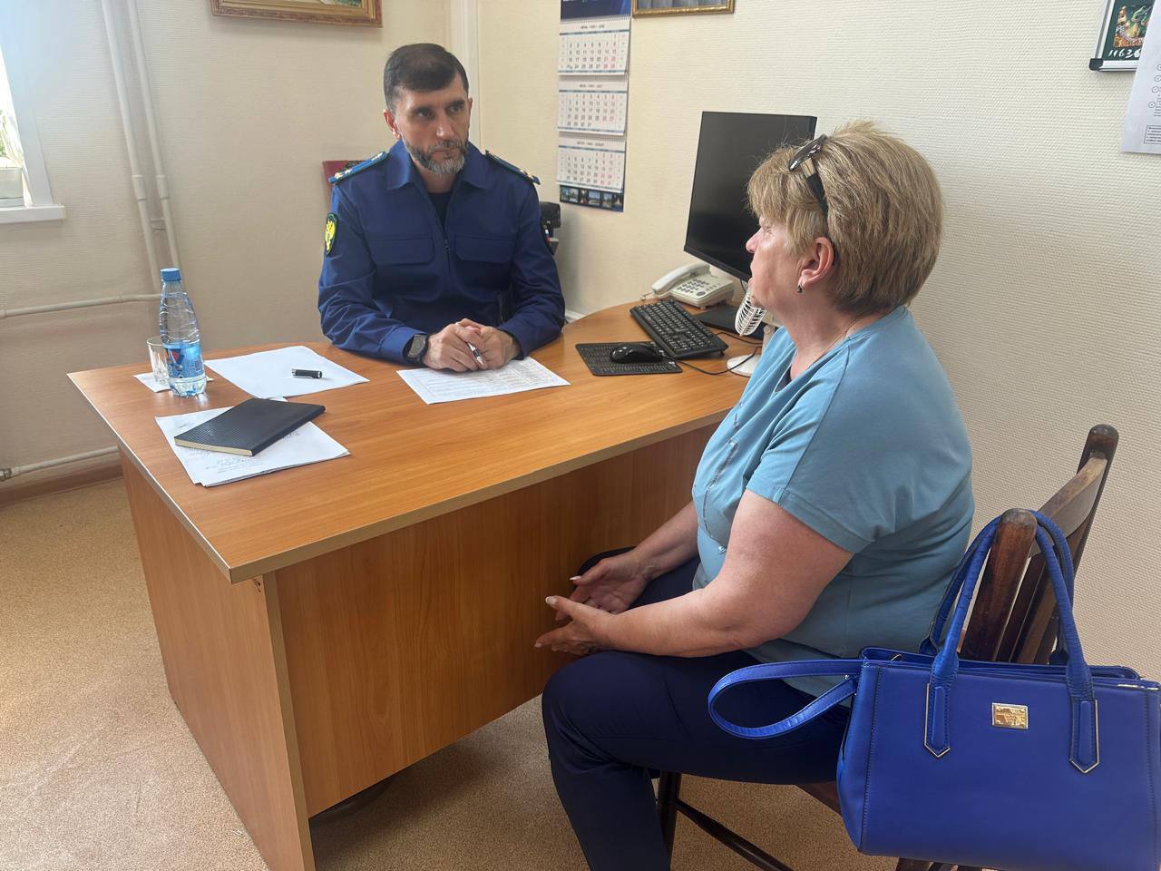 Прокурором Сургутского района Максимом Мавлютовым проведен прием граждан в «Сургутском районном комплексном центре социального обслуживания населения» г.п.Федоровский.  Местные жители обратились к руководителю надзорного ведомства по различным вопросам, в том числе касающимся соблюдения жилищного и жилищно-коммунального законодательства.  Результаты рассмотрения обращений взяты на контроль.  Кроме того, обратившимся на прием членам семей участников специальной военной операции даны разъяснения положений действующего законодательства.  В целях профилактики и предотвращения телефонного мошенничества прокурор района рассказал пенсионерам и инвалидам, проживающим в отделении центра, о наиболее распространенных его схемах и порядке действий в случае поступления подозрительных звонков.