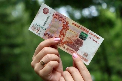 Фальшивомонетчики Приморья предпочитают подделывать пятитысячные купюры  Во втором квартале 2025 года кассиры банков в Приморье обнаружили 14 фальшивых банкнот Банка России.   «Среди этих купюр было 9 поддельных пятитысячных банкнот, четыре тысячных и одна фальшивка номиналом 500 рублей. В аналогичном периоде прошлого года в банковской системе региона было выявлено 13 поддельных российских банкнот», - сообщили в Дальневосточном управлении Центробанка.  Из 44 фальшивок, выявленных за второй квартал этого года в банковской системе ДФО, около 80% пришлось на пятитысячные купюры, 9 имели номинал 1000 рублей, одна — 500 рублей.   Кроме того, в банковской системе Дальневосточного федерального округа в этот период было обнаружено 7 поддельных иностранных денежных знаков. В их числе доллары США и китайские юани.