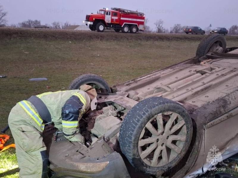 7 декабря в 06:55 в Городовиковском районе на 17 км автодороги «Городовиковск - Яшалта» водитель легкового автомобиля не справился с управлением и опрокинул транспортное средство в кювет, травмированы 2 человека.