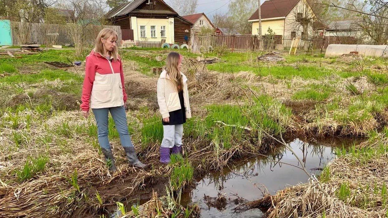 Дом на болоте? Ярославская семья не смогла вернуть чиновникам землю на неудобьях, выданную по федеральной программе  Мама двоих детей Евгения Трюкова получила шесть соток для ИЖС по программе «Молодая семья». Спустя время оказалось, что ни построить дом, ни даже ходить по участку без резиновых сапог невозможно.  Трюковы получили участок в ноябре 2021 года. Тогда путь к нему преграждали самовольные постройки и заросли кустарника. Ярославна, поверив властям, расписалась в получении земли. Когда наконец осмотрела, решила вернуть, но не получилось: власти отказались признавать ошибку.   Трюкова решила построить дом на сваях, но выяснилось, что земля находится в границах береговых полос водных объектов — ее вообще нельзя было приватизировать.  Трюкова обратилась в суд. Безуспешно.  «При выездном судебном заседании на спорном земельном участке межевых знаков установлено не было, в связи с чем ответчиком обоснованно поставлено под сомнение место проведения обследования и расстояние от установленных водных объектов до земельного участка»,  — говорится в решении суда.  В иске о возврате выданного Трюковой болота суд отказал, так же, как и в постановке ее на очередь для получения нового земельного участка.  Это не первый пример того, как региональные власти выполняют федеральные программы, на которые выделяются средства. Многодетной ярославской семье Горельченковых также выдали землю на подтопляемом участке. Под Калугой многодетным выделили участки без дорог, воды и другой инфраструктуры, на Кубани — предоставили землю в чистом поле. А многодетной семье из Тверской области выдали землю в несуществующем населенном пункте, в непроходимом лесу.  Фото: «Сорока»