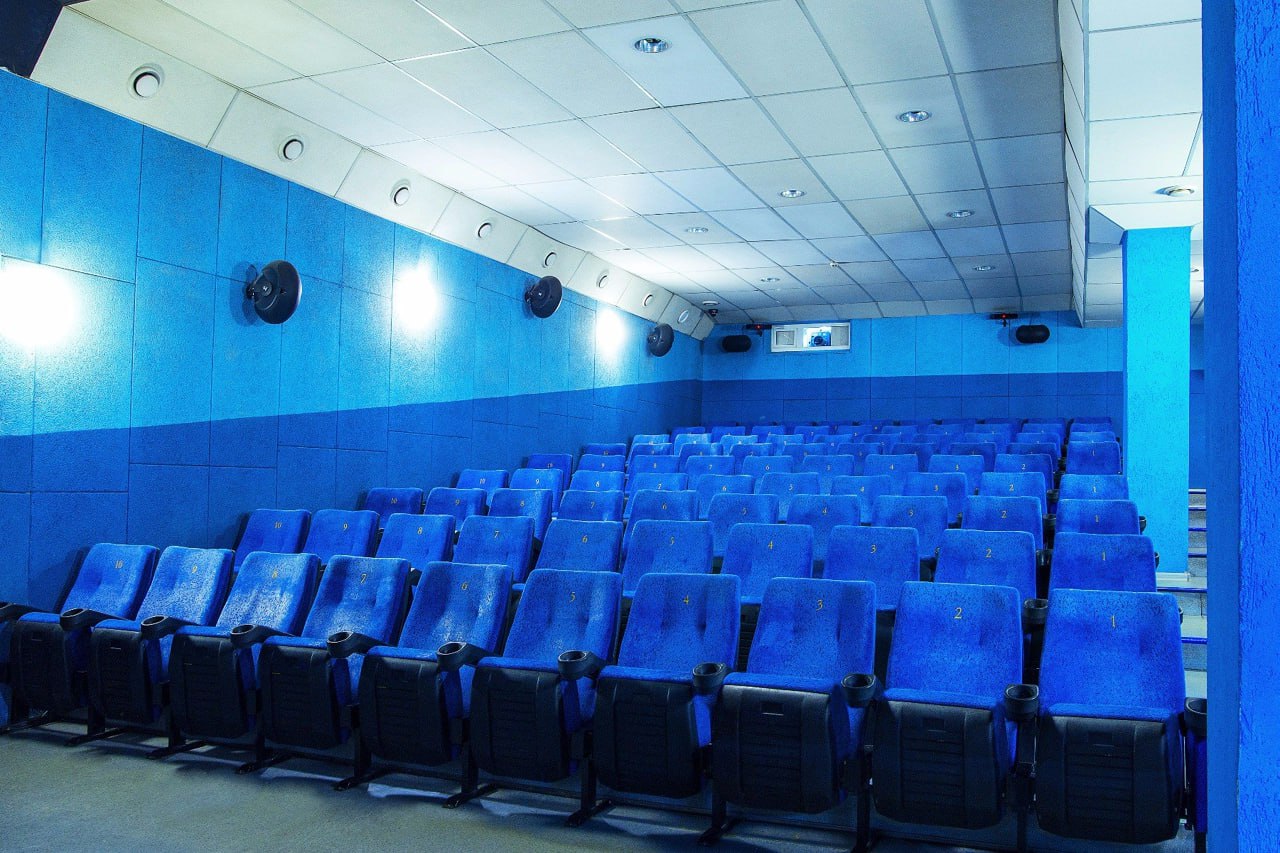 Фотокератит по данным SHOT диагностировали врачи Абакана всем кто был на сеансе в кинотеатре Наутилус Фотокератит это ожог роговицы глаза вызванный ультрафиолетовым излучением У пострадавших болят глаза текут слёзы появляется покраснение и боязнь света Всё это проявляется в течение нескольких часов после воздействия как и произошло у 32 зрителей которые пришли на фильм Папины дочки в Наутилус в минувший понедельник В беседе с SHOT пострадавшие рассказали что те самые включённые бактерицидные лампы висели на стене Сотруднику который забыл выключить их перед сеансом грозит два года колонии по ст 238 УК РФ Оказание услуг не отвечающих требованиям безопасности SHOT в MAX max ru shot