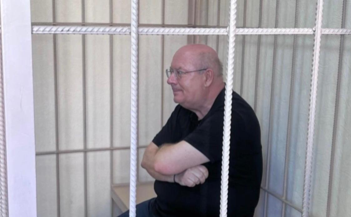 В Новосибирске утвердили обвинение в отношении замначальника ТУАД Константина Громенко, который обвиняется в получении взятки. Об этом сообщили в пресс-службе региональной прокуратуры. По версии следствия, занимая с 2015 года должности первого заместителя и заместителя начальника управления ГКУ НСО «Территориальное управление автомобильных дорог Новосибирской области» в период 2018-2024 гг. получил от подконтрольных ему руководителей юридических лиц лично в качестве взятки денежные средства и имущества на общую сумму более 197 млн рублей, – сообщают в надзорном ведомстве. За денежное возгарждание замначальника ТУАД обещал помощь при заключении контрактов и покровительство. Ему инкриминируют часть 6 статьи 290 УК РФ – получение взятки. Центральный районный суд рассмотрит дело по существу. #новосиибрск