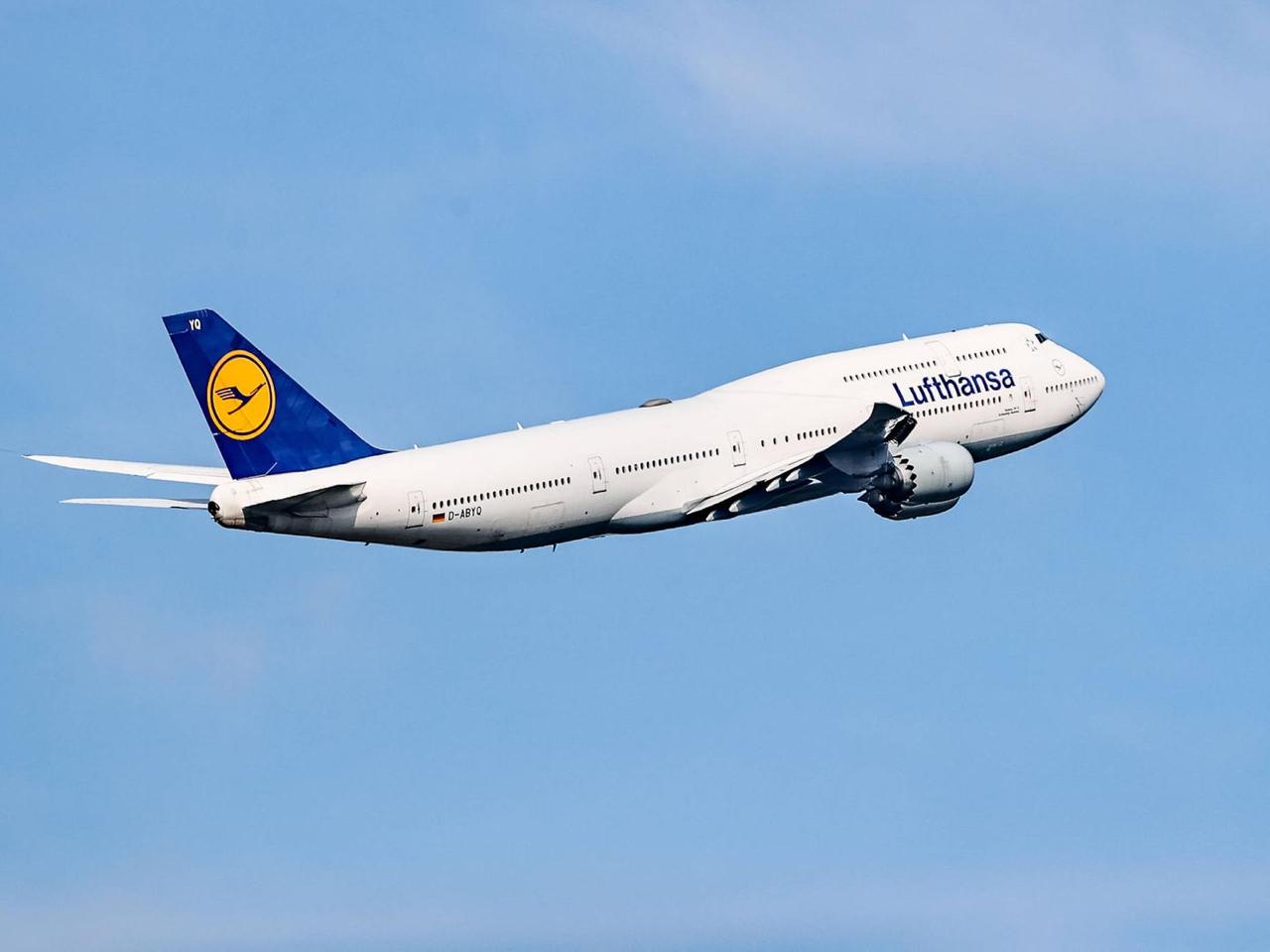 Lufthansa планирует сократить около 100 внутренних рейсов в неделю к лету 2026 года Компания объяснила решение ростом налогов и сборов в Германии расходы с 2019 года удвоились Под угрозой маршруты Мюнхен Дрезден и Мюнхен Мюнстер tipical vizovik