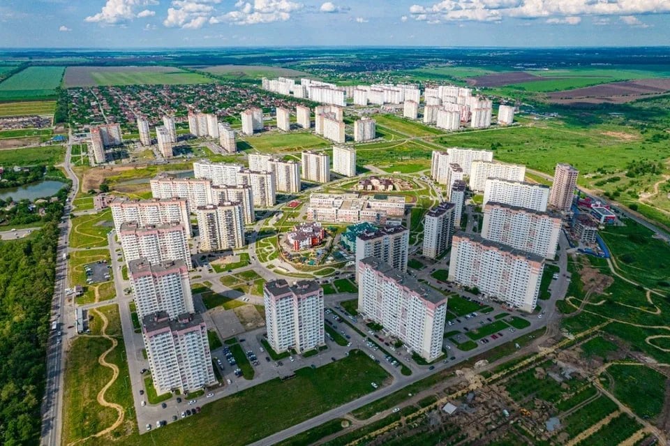 В городе Ростов-на-Дону произошла трагедия: мужчина погиб, выпав из окна многоквартирного дома.  Его тело было обнаружено вечером под окнами жилого здания по адресу улица Петренко, дом 24 в Суворовском районе города. Согласно свидетельским показаниям, мужчина был без одежды. Вызванные на место происшествия медицинские работники констатировали смерть.