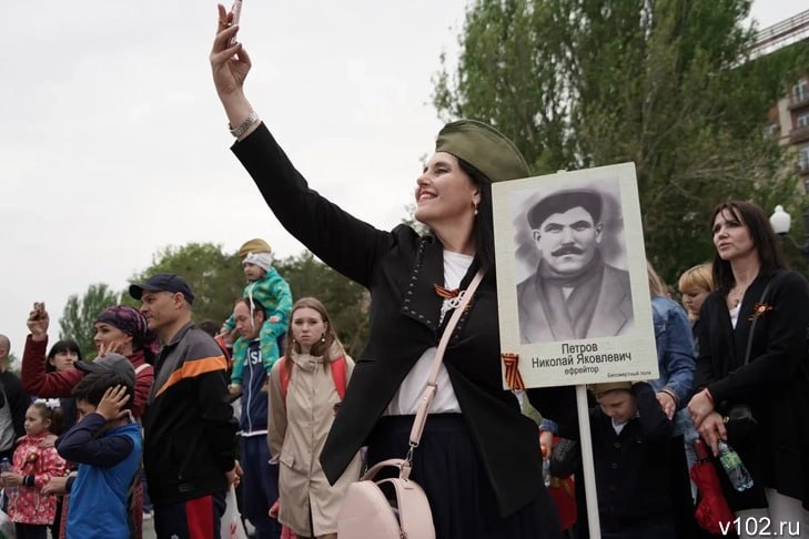 В Волгограде «Бессмертный полк» пройдёт в составе расчётов Парада Победы 9 мая в Волгоградской области акция «Бессмертный полк» состоится в особом формате. Как сообщает ИА «Высота 102», по решению оперштаба традиционного многотысячного шествия в 2025 году не будет. При этом память воинов-защитников почтят на Параде Победы. Об этом рассказал сегодня на встрече с ветеранами губернатор Андрей Бочаров. - Прошу поддержать предложение о проведении акции «Бессмертный полк» в составе расчетов Военного парада. Фотографии красноармейцев и моряков пронесут по площади Павших борцов юнармейцы, — подчеркнул глава региона. Отметим, по информации руководителя, также в праздничные дни фотографии героев Великой Отечественной войны будут транслировать на видеоэкранах и рекламных конструкциях в городе-герое Волгограде. Кроме того, все желающие смогут принять участие во всероссийском онлайн-шествии «Бессмертного полка». Для этого необходимо заполнить анкету ветерана на специальном сайте.