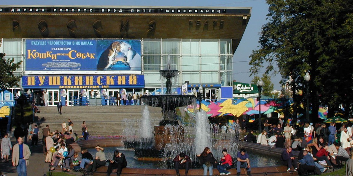 Церетели поспорил с Лебедевым о ценности кинотеатра «Пушкинский» для Москвы По мнению внука знаменитого скульптора, кинотеатр «Пушкинский» важно сохранить как памятник уходящей эпохи. Артемий Лебедев уже успел вызвать всеобщее негодование своим резким постом о необходимости снести архитектурные памятники советской эпохи, такие как Московский дворец молодежи, дом-книжку СЭВ и кинотеатр «Пушкинский». Последнему дизайнер уделил особо внимание, из-за чего вновь появились подозрения о грядущей реконструкции «Пушкинского». Сегодня Лебедеву ответил президент Российской академии художеств Василий Церетели. «Кинотеатр "Пушкинский" — это наша история. Это отличный образец московского модернизма. Я считаю, что это сооружение, даже если оно вызывает споры, должно остаться в столице как памятник эпохи», — считает внук Зураба Церетели. Он также добавил, что все градостроительные решения в советское время были тщательно продуманы, и «Пушкинскому» выделяли особую роль в архитектурном комплексе Москвы.