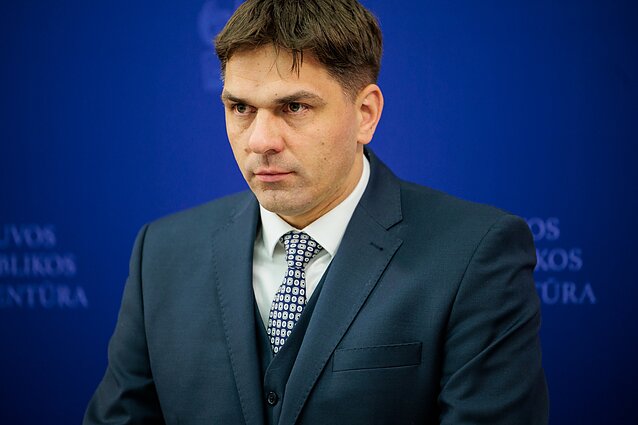 Споры вокруг кандидата в министры культуры Науседа призвал не списывать Адомавичюса Президент Литвы Гитанас Науседа воздерживается от оценки кандидатуры представителя партии Заря Нямунаса Игнотасa Адомавичюса на должность министра культуры Глава государства заявил что сначала хочет лично поговорить с кандидатом и услышать его видение развития культуры Хочу встретиться с человеком Точнее физически встретиться невозможно потому что я здесь а он там Хочу услышать является ли для него культура пустым словом или чем то большим есть ли у него собственное видение культурного развития сказал Науседа в видеообращении из Нью Йорка Сам кандидат в министры культуры от Зари Нямунаса Игнотас Адомавичюс на пресс конференции попытался обосновать свою пригодность личной историей о деде который по его словам никогда не был коммунистом Читать дальше Игнотас Адомавичюс фото LRT