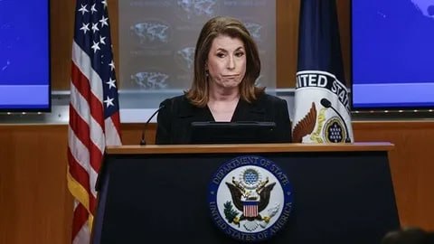 США призвали Иран немедленно возобновить сотрудничество с МАГАТЭ  Власти США считают приостановку сотрудничества Ирана с МАГАТЭ неприемлемой и призывают страну возобновить работу с агентством, заявила на брифинге представитель Госдепартамента Тэмми Брюс.  "То, что Иран выбирает приостановить сотрудничество с МАГАТЭ в тот момент, когда есть возможность сменить курс и пойти по пути мира и благополучия - это неприемлемо. Иран должен вернуться к сотрудничеству, причем в полном объеме и без задержек", - сказала она.  Она вновь повторила, что с точки зрения США у Ирана не может быть и никогда не будет ядерного оружия.  Президент Ирана Масуд Пезешкиан 2 июля подписал закон о приостановке сотрудничества с МАГАТЭ. Закон, в частности, предполагает запрет на въезд в Иран инспекторов МАГАТЭ "до того момента, пока не будет гарантирована национальная безопасность в ядерной сфере".