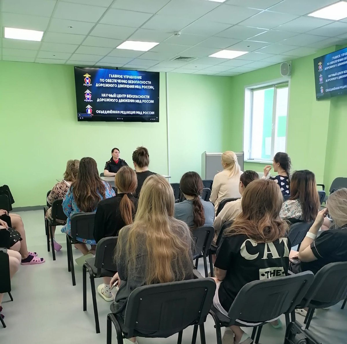 Госавтоинспекция города Новосибирска провели профилактическую беседу в ГБУЗ НСО "Перинатальный центр" о безопасной перевозке малышей в транспорте Будущие мамы узнали, как и где расположить удерживающее устройство в автомобиле, как выбрать автолюльку с учетом возраста и веса малыша. Женщин призвали ни в коем случае не перевозить своих малышей на руках, так как в случае аварийной ситуации и даже резкой остановки они могут причинить вред ребенку.