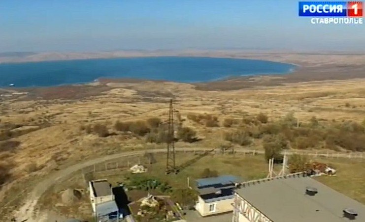 Ставрополье получит федеральную поддержку на строительство крупного объекта водоснабжения Об этом сообщил сегодня губернатор Владимир Владимиров Речь идет о новом водозаборном сооружении на Сенгилеевском водохранилище Сегодня губернатор в режиме видеосвязи представил проект вице премьеру правительства РФ Марату Хуснуллину Защита прошла успешно Край получит средства в рамках нацпроекта Инфраструктура для жизни заявил глава Ставрополья Владимир Владимиров Действующий водозабор на водохранилище снабжает более 700 тысяч жителей Ставрополя Шпаковского и Грачевского округов Но ему более полувека и свой ресурс он исчерпал Новый объект будет в 1 5 раза мощнее Он сможет давать 300 тысяч кубометров воды в сутки Ввести его в строй планируют в 2030 году ГТРК Ставрополье Читать нас в MAX