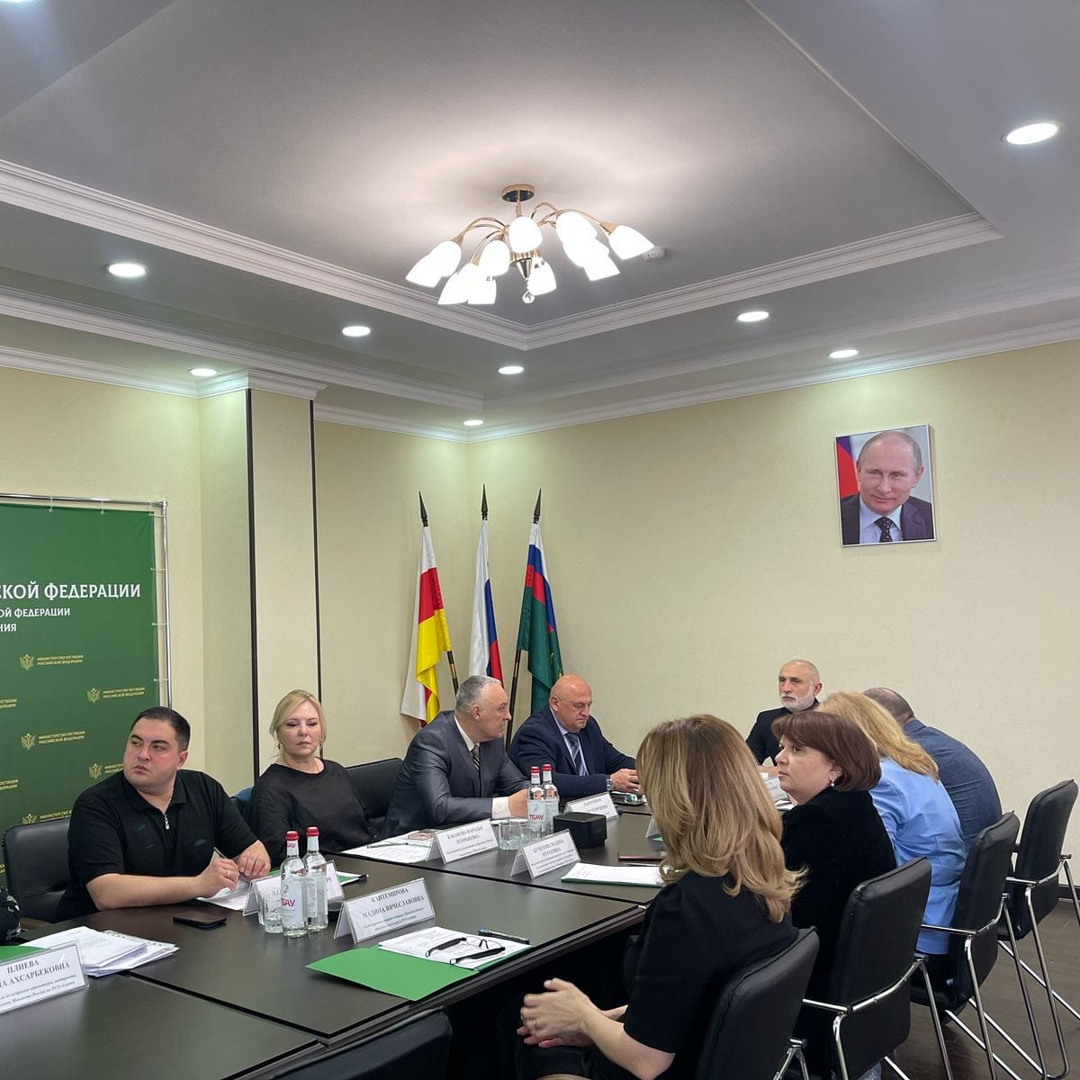 В Минюсте России обсудили вопросы оказания бесплатной юридической помощи участникам СВО и членам их семей  В Минюсте России состоялось седьмое Всероссийское совещание по вопросам оказания бесплатной юридической помощи участникам специальной военной операции и членам их семей под председательством Министра юстиции Российской Федерации Константина Чуйченко.     В формате ВКС в нём приняли участие более 600 участников из всех российских субъектов, в том числе территориальные органы Минюста России, представители государственных юридических бюро, адвокатского и нотариального сообществ, региональных органов исполнительной власти, уполномоченных в области обеспечения граждан бесплатной юридической помощью, органов ЗАГС.     Участие в совещании приняла заместитель руководителя филиала фонда «Защитники Отечества» по правовым вопросам Наталья Кабанова. Обсуждались вопросы, связанные с совершенствованием нормативного правового регулирования, направленного на разрешение вопросов, возникающих у участников специальной военной операции и их родных.  #ЗащитникиОтечества