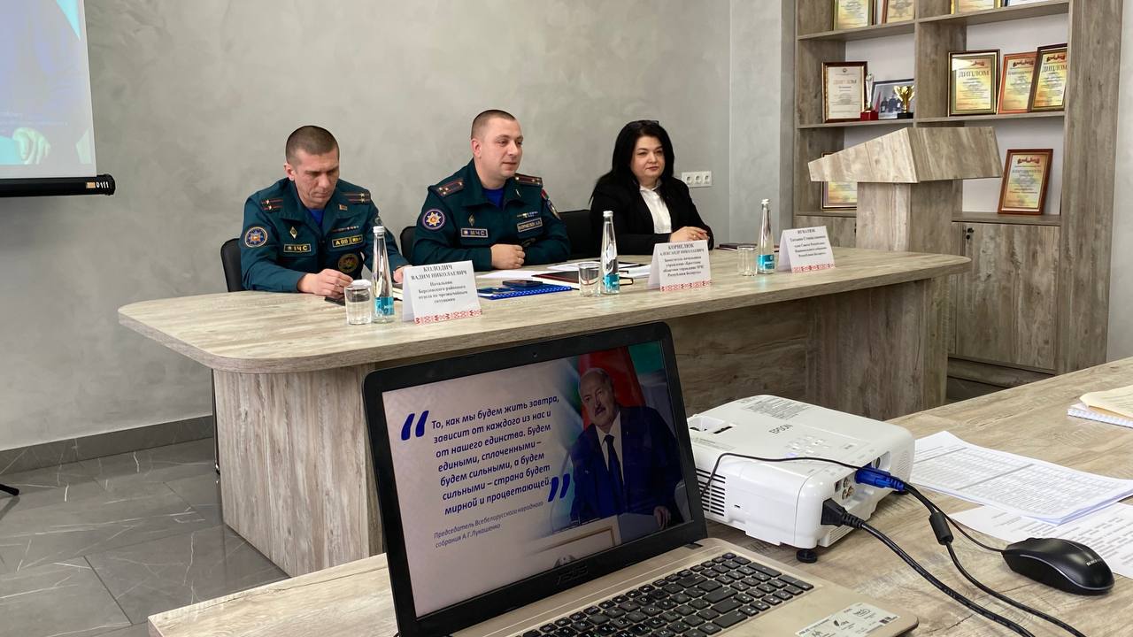 Татьяна Игнатюк провела встречу с коллективом Березовского РОЧС Основной темой открытого общения стали ключевые аспекты Послания Президента Республики Беларусь Александра Лукашенко белорусскому народу и Национальному собранию Республики Беларусь Сенатор также в своем выступлении остановилась на приоритетах единогласно принятой Программы социально экономического развития Республики Беларусь на 2026 2030 годы