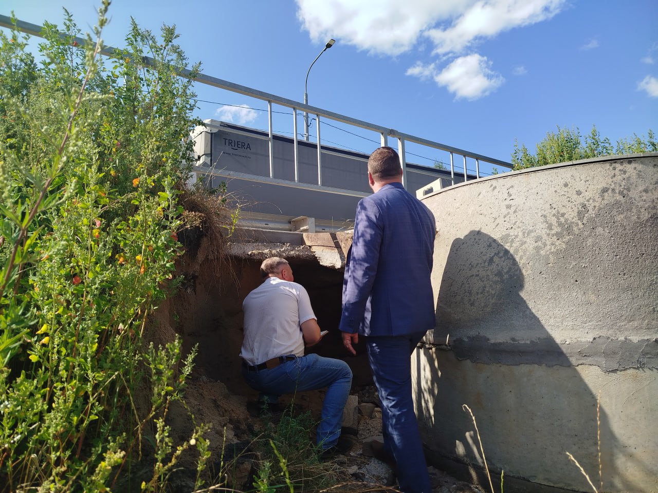 В ходе проведенного обследования моста через р. Чернавка на автомобильной дороге Авдотьино – Беляницы – Курьяново в понедельник 15 июля, специалистами департамента дорожного хозяйства и транспорта Ивановской области установлено, что в результате неблагоприятных погодных условий произошел размыв насыпи на подходе к объекту. Сама конструкция моста не пострадала. В настоящее время подрядной организации, осуществлявшей строительство, выдано предписание об устранении разрушения в рамках гарантии. Подрядчик устранит недостатки в течение недели. Также подрядная организация, содержащая данный участок дороги, должна провести в нормативное состояние прилегающую к мосту территорию
