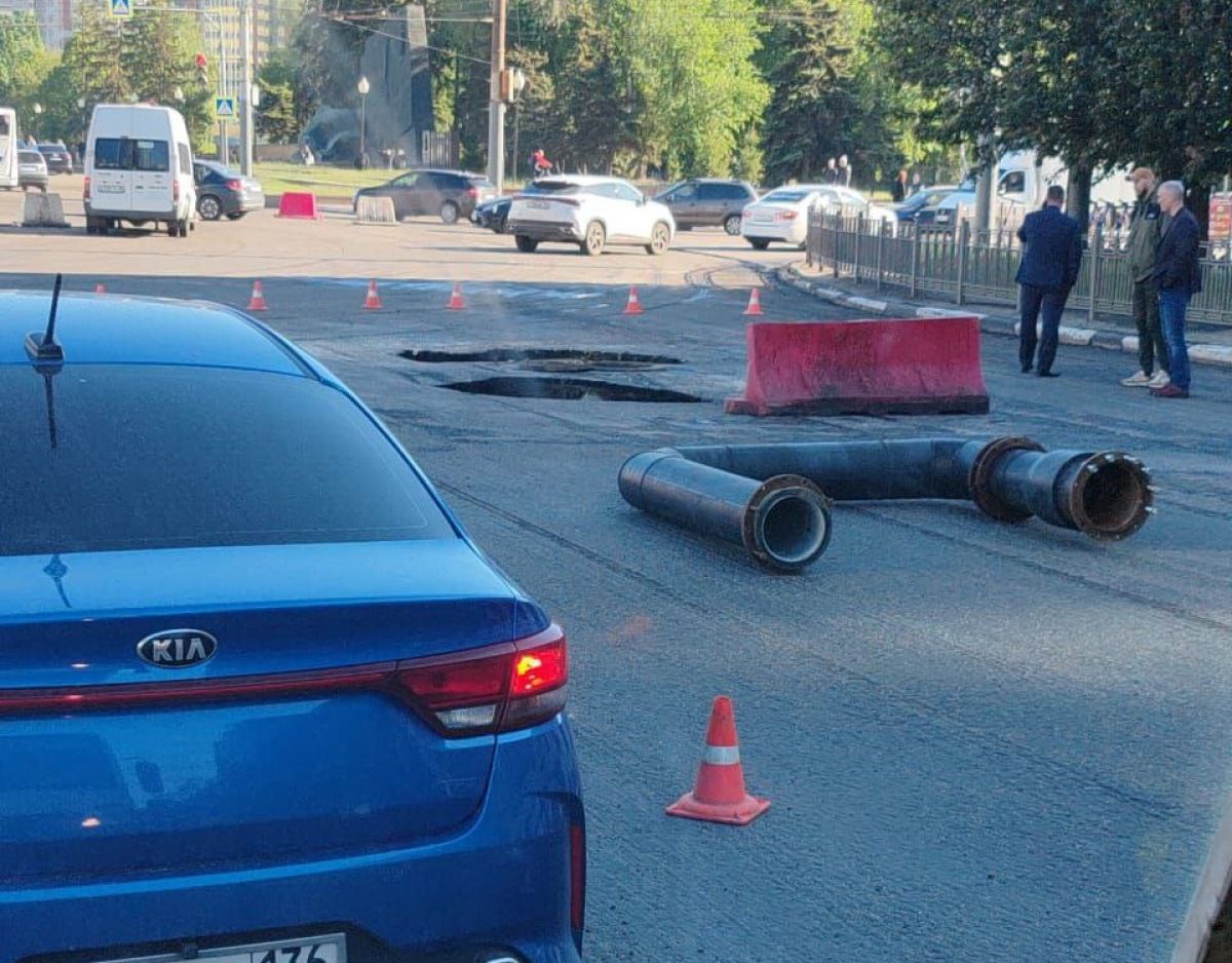 Два воронежских троллейбуса пустят по временной схеме из-за коммунальной аварии у памятника Славы Речь идет о маршрутах №99 и 7. С Московского проспекта их временно пустят по Беговой, Шишкова, Хользунова и далее по привычному пути. ↗ Прислать новость Подписаться