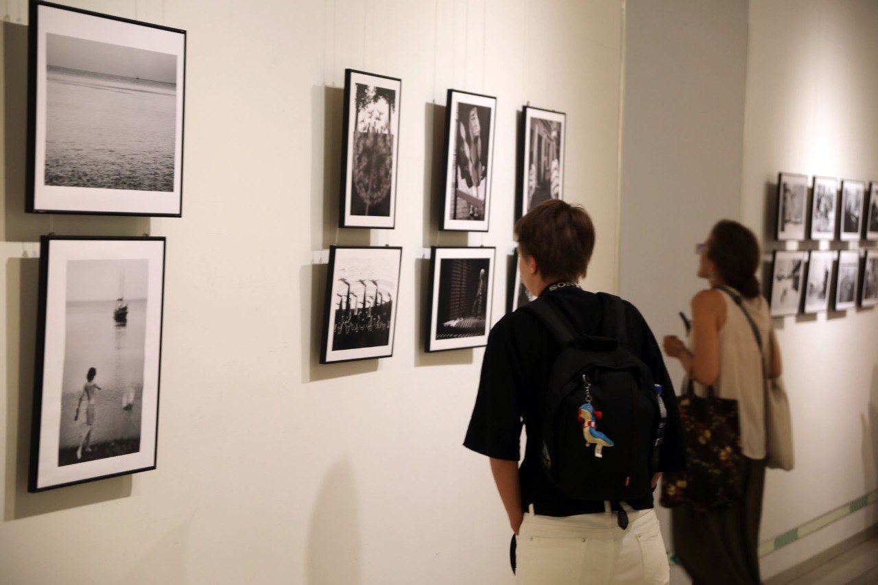В музее открылась выставка «35 лет Союзу фотохудожников России»  Экспозиция посвящена 35-летию Союза фотохудожников России.   Юбилейный проект организован совместно региональными отделениями Союза из Краснодарского края, Московской области и Санкт-Петербурга и объединил творческие силы ведущих фотографических центров страны.  Экспозиция включает более 180 работ, демонстрирующих эволюцию российской художественной фотографии за последние десятилетия. Среди участников как признанные мастера, чьи имена уже стали классикой жанра, так и талантливые молодые авторы, произведения которых отличаются яркой индивидуальностью и новаторским подходом.  Посетить экспозицию можно по 3 августа включительно по адресу: г. Краснодар, ул. Красная, 15, 1 этаж.    Можно купить билет по Пушкинской карте