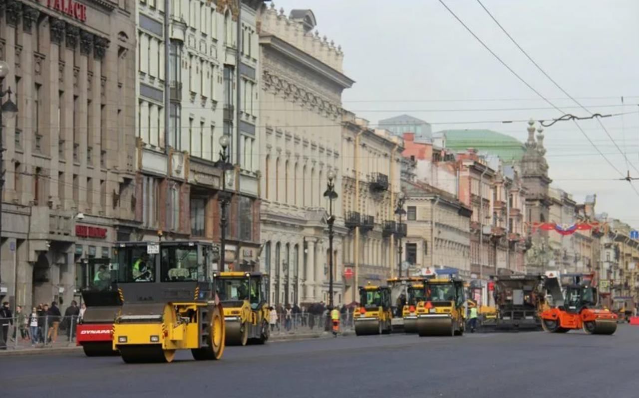 Невский проспект перекроют на три недели С 3 августа Петербург останется без главной улицы: Невский проспект полностью перекроют на месяц — до 3 сентября. Ремонт охватит участок от Адмиралтейского проезда до площади Восстания, почти 4,5 км — и это не косметика, а масштабные работы: с полной заменой асфальта, люков и дорожной разметки. Работы начнутся поэтапно — чтобы не парализовать город окончательно. Сейчас в Смольном в экстренном порядке ищут решения: как пустить транспорт в объезд, и стоит ли временно открыть проезд по ЗСД. Стоимость ремонта — 461 млн рублей. На этот раз обещают «особую смесь» с модифицированным битумом и полимерной добавкой — чтобы покрытие выдерживало не только колеи, но и шипованную резину. Но есть нюанс: работать по ночам не будут — «закон о тишине» не позволяет. В Москве, к примеру, Тверскую ремонтировали круглосуточно и уложились за три дня. Петербург пока к таким темпам не готов. Следующий участок Невского от Восстания до площади Александра Невского запланирован на 2026 год. Параллельно обновят и тротуары. Как вы считаете — стоит ли на время ремонта сделать проезд по ЗСД бесплатным? - Да, отличная идея! / - Нет! Флэш Питер - подписаться