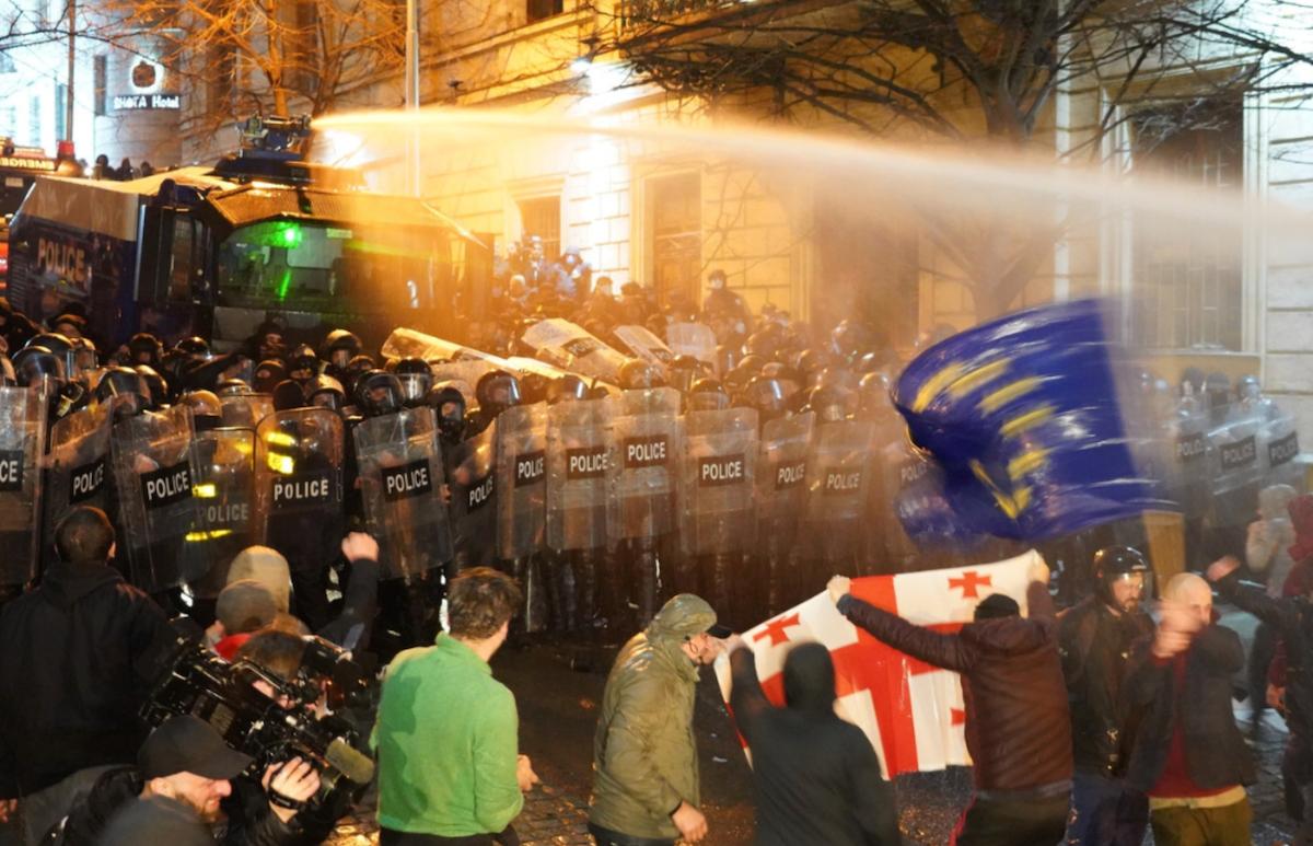 Сегодня в Тбилиси пройдут массовые акции приуроченные к годовщине заявления Иракли Кобахидзе о приостановке евроинтеграции страны Горожане соберутся у университета и здания Общественного вещателя затем пройдут маршем к парламенту В 20 00 обе группы встретятся у парламента