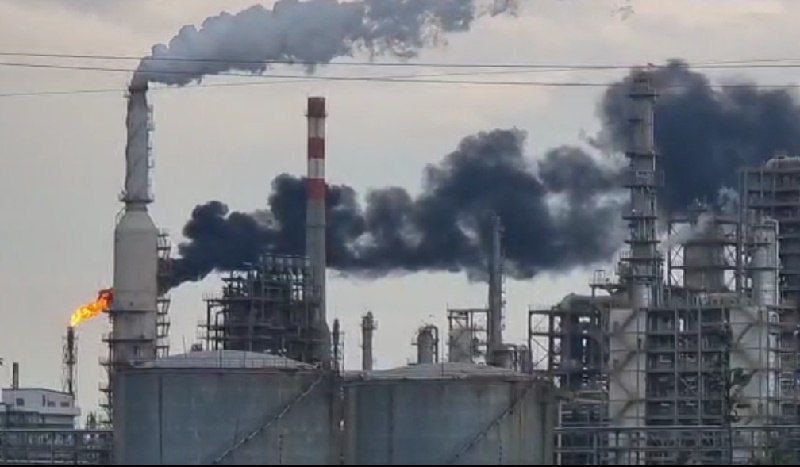 Президент Казахстана предлагает нарастить объемы переработки нефти в полтора раза за счет модернизации НПЗ Будучи нефтедобывающей страной Казахстан из года в год испытывает дефицит дизтоплива и зависимость от импорта авиатоплива Об этом заявил президент Касым Жомарт Токаев на заседании правительства Он отметил что в республике ежегодно добывают около 100 млн тонн нефти из которых местные НПЗ перерабатывает лишь 18 млн тонн Для решения проблемы нехватки топлива глава государства предлагает ускорить модернизацию действующих нефтеперерабатывающих заводов По его словам это позволит увеличить объемы переработки на 49 с 18 4 млн до 27 4 млн тонн Также президент Казахстана поручил правительству принять решение по вопросу о целесообразности строительства еще одного нефтеперерабатывающего завода Читайте также   В Казахстане ограничили на полгода ж д экспорт ряда нефтепродуктов   Dushanzi Petrochemical поставила из Китая в Казахстан первую партию авиатоплива Jet A1   Президент Казахстана предлагает построить новый аэропорт в Астане и НПЗ для производства авиатоплива Logistan info Логистика Экономика