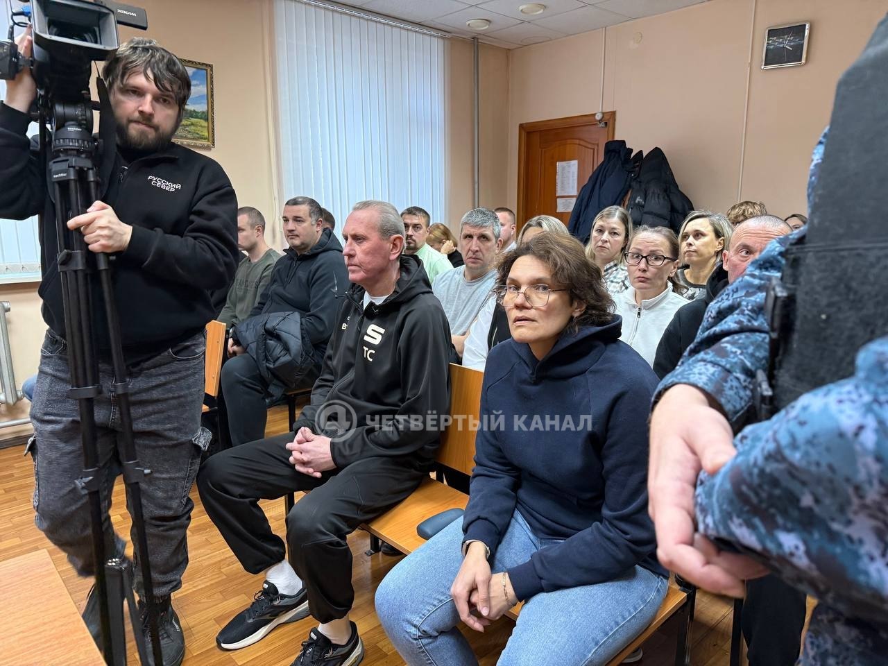 2 года принудительных работ такой приговор вынесли тренеру по плаванию на занятии у которой погиб 12 летний подросток Трагедия произошла в ноябре 2023 года в Полевском во время тренировки по плаванию 12 летний подросток нырнул сдвинул незакрепленную защитную решетку на дне и его руку засосало в трубу системы водоотведения Спасти ребенка не удалось он погиб от удушья Сегодня тренера пришли поддержать десятки человек Суд установил что руководство комплекса допустило нарушения решетка не была надежно закреплена а в штате не было инструктора методиста для контроля безопасности Тренер в свою очередь оставила детей без присмотра прямо во время занятия Бывший руководитель комплекса частично признал вину и получил 2 года условно и штраф в 200 тыс рублей Тренер не признавшая вину была приговорена к 2 годам колонии но суд заменил наказание на принудительные работы на тот же срок с удержанием 10 заработка в доход государства Оба также лишены права занимать соответствующие должности на год Справедливый приговор Подписаться на 4 канал Мы в MAX