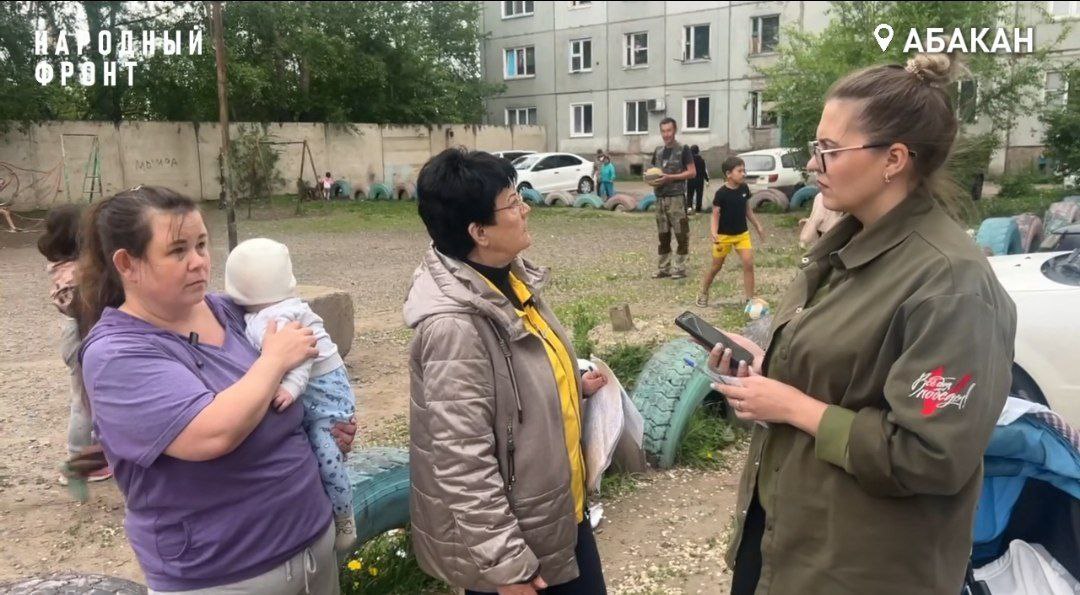 Прокуратура и Следственный комитет начали проверку после публикации Народного фронта о бедах жильцов Абаканского общежития. На днях мы рассказали о том, в каких нечеловеческих условиях проживают абаканцы по Заводской, 3Б. Крыша дома как решето, в подвале бассейн из-за прохудившейся канализации и дождевых вод, стены от влаги трещат по швам, электропроводка периодически возгорается. Сразу после того, как мы рассказали об этом в соцсетях НФ, с нами связались сотрудники прокуратуры и следственного комитета. Надзорники начали проверку, на место выехала следственная бригада. О коммунальных бедах жителей общежития узнали и в Москве, в ближайшее время на федеральном телеканале Россия-24 выйдет сюжет в программе "Вести.Дежурная часть". ‼ А после выходных эксперты НФ вместе со специалистами Министерства ЖКХ и Фонда капитального ремонта совместно проведут обследование дома, чтобы принять решение, нужно ли проводить капремонт либо пора признавать здание аварийным. #Мыпомогаемлюдям #Народныйфронт #Хакасия