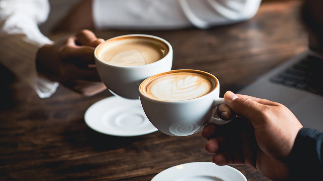 Аналитики Атол назвали самый популярный кофейный напиток в России По итогам января ноября текущего года лидером продаж стал капучино на него пришлось 36 покупок Вторую позицию с результатом в 22 занял латте замыкает тройку лидеров американо доля продаж которого составила 19 Кроме того у жителей страны популярностью пользуются раф и эспрессо их выбирают 14 и 4 соответственно пишет РИА Новости со ссылкой на данные Атол Подписаться на Говорит Москва Telegram VK MAX