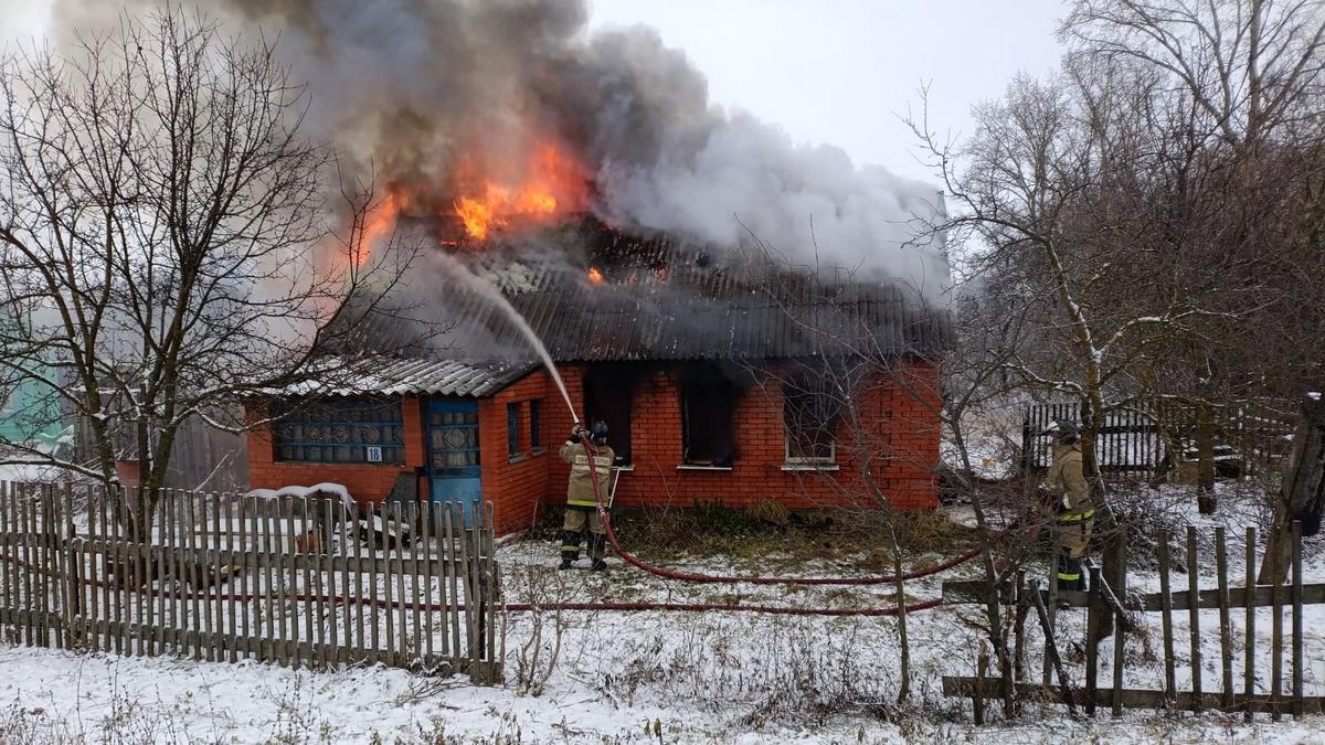 10 декабря на улице Садовой в деревне Акулово Старожиловского района горел кирпичный жилой дом В 9 45 диспетчер ЕДДС об этом сообщил на пульт радиотелефониста ПСЧ 45 На место происшествия выезжали сотрудники пожарной части на двух автомашинах представители различных служб звена РСЧС В 10 50 пожарные ликвидировали открытое горение а в 14 25 полностью потушили его Площадь пожара 60 кв метров Дом поврежден огнем Погибших и пострадавших нет Причину и ущерб устанавливают специалисты ryazpressa