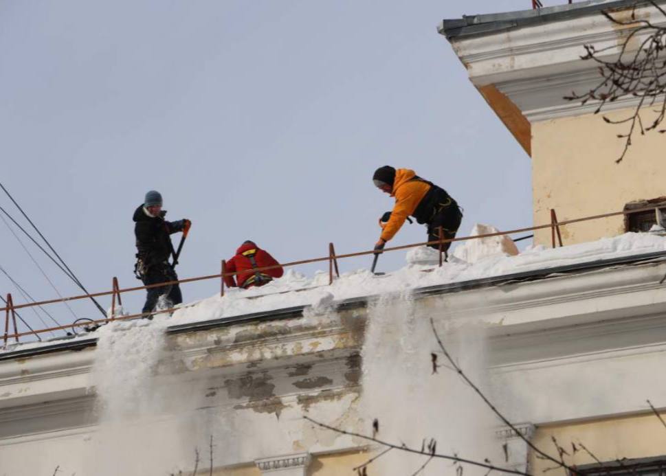 В Хабаровске продолжается уборка крыш от снега и наледи  В Хабаровске ведется очистка крыш от сосулек и снега. Из 300 запланированных кровель за выходные в порядок привели 120.   Комитеты по управлению районами выявляют «опасные кровли» и формируют план их очистки. В задачи управляющей компании входит отчет о проделанной работе.  «Если произошел несчастный случай, и сосулька нанесла вред человеку, управляющая компания несет уголовную ответственность», - рассказал первый заместитель начальника управления ЖКХ Олег Кустов.  Жителям рекомендуется соблюдать осторожность, не приближаться к стенам зданий, не парковать машины вблизи них и внимательно выходить из своих домов.  Поделитесь в комментариях, почистили ли крышу вашего дома от наледи.     Будь в курсе событий.