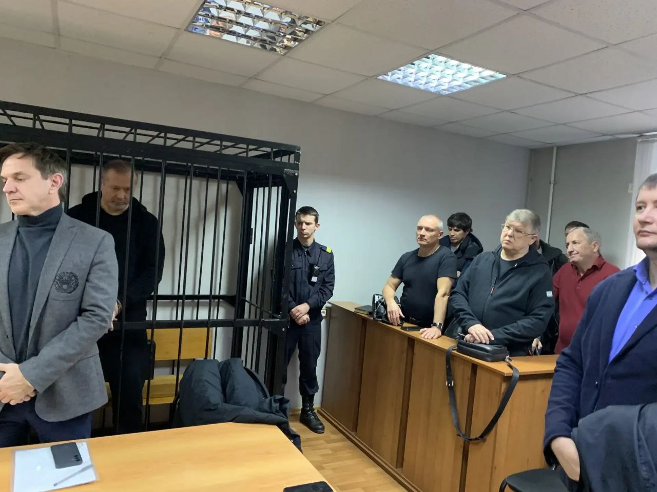 Экс депутатам гордумы Волгограда вынесли приговор за мошенничество на 80 миллионов рублей С 2015 по 2016 год Евгений Щур Алексей Зверев и Федор Литвиненко создали преступное сообщество которое действовало под прикрытием ООО Верный Выбор и ООО Приоритет У страховых компаний похищали деньги путем создания фиктивных ДТП Роль аварийного комиссара выполнял Максим Калашников поддельные заключения готовила Наталья Володина По информации объединенной пресс службы судов наказание Алексею Звереву 14 лет в колонии строгого режима со штрафом в 2 млн рублей Евгению Щуру 13 лет в колонии строгого режима со штрафом в 1 8 млн рублей Федору Литвиненко 13 лет в колонии строго режима со штрафом в размере 1 8 млн рублей Максиму Калашникову 6 лет в колонии общего режима Наталье Володиной 5 5 лет в колонии общего режима Приговор в законную силу не вступил Подписаться Перейти на сайт