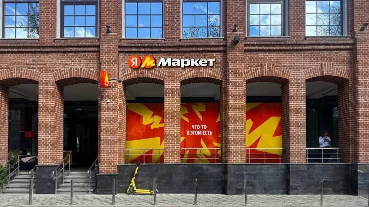 Минус 10 трафика как блокировка VPN встряхнула маркетплейсы Жесткий бан VPN трафика в России показал насколько гиганты рынка e com зависимы от привычек пользователей которые забывают отключать всего одну кнопку Изучили тут свежие данные Digital Budget в апреле маркетплейсы растеряли мобильного трафик Больше всех досталось Wildberries минус 10 в мобилке и минус 6 на десктопе Ozon и Яндекс Маркет в мобильном трафике просели скромнее на 3 а Авито отделался легким испугом в 1 5 А теперь к главному к деньгам Селлеры заявляют о падении выручки в диапазоне от 3 до 30 В масштабах рынка общие потери e com могли состав космические 7 млрд рублей Правда всё это подсветило силу экосистем пока все падали Яндекс Маркет вырастил десктопный трафик аж на 26 Поиск браузер рекламная сеть и бесшовная интеграция сработали как идеальная подушка безопасности MAX Дзен VK Telegram МагМаг Новости ритейл аналитика маркетплейсы
