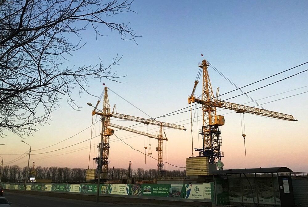 Ростовская область в сентябре сохранила позицию одного из лидеров по объему введенного жилья несмотря на снижение темпов строительства За девять месяцев 2025 года застройщики региона запустили проекты площадью 0 97 млн кв м Это на 17 меньше чем за аналогичный период прошлого года сообщает Дом РФ Подробнее на ДОМОСТРОЙДОН РУ domostroyrf