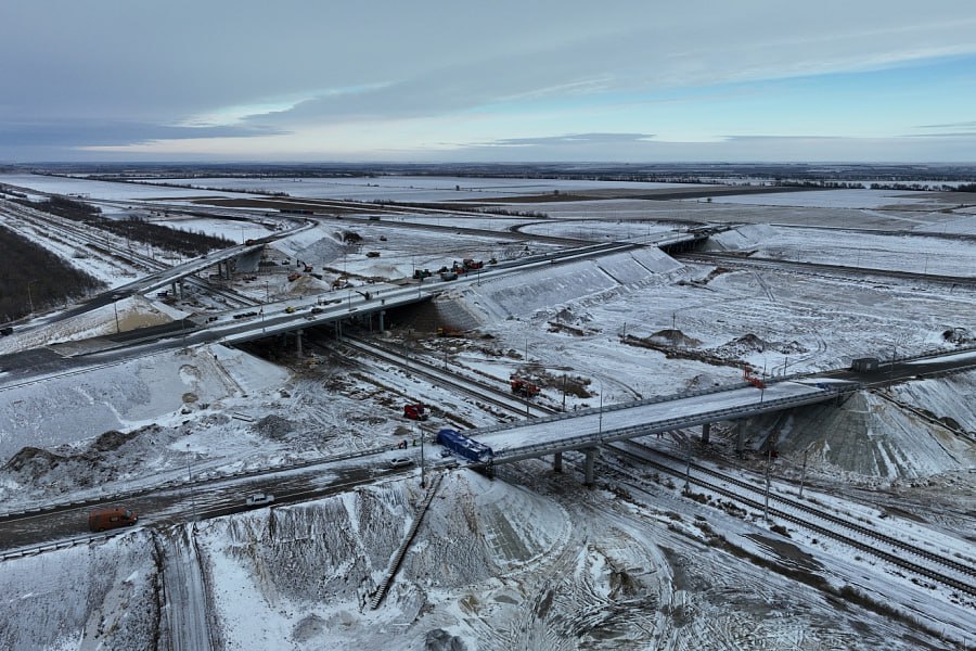 Обход Волгограда между московской и ростовской трассами готов на 93%  Дорогу введут в строй до конца 2024 года. Ход работ на развязках и 13 мостах и путепроводах сегодня проинспектировал губернатор Андрей Бочаров, а заодно увидел  каток-снегоукладчик.