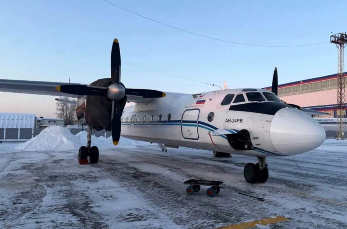 Самолёт Ан 24РВ пополнил флот Хабаровских авиалиний Компания Хабаровские авиалинии приобрела самолёт Ан 24РВ Это второе за два месяца воздушное судно которое пополнило флот регионального перевозчика В декабре в Хабаровск прибыл Ан 26 100 На покупку двух самолётов по поручению губернатора Хабаровского края Дмитрия Демешина из краевого бюджета выделено 400 млн рублей Включение Ан 24РВ в полетную программу запланировано на начало февраля Самолет вместимостью в 44 пассажирских кресла рассчитан на регулярные перевозки todaykhv