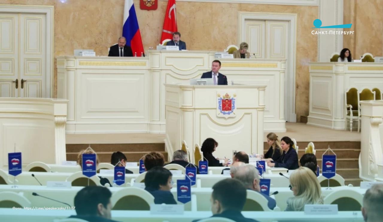 Петербургские депутаты хотят запретить аниматорам навязчиво приставать к прохожим. Инициаторами нововведения стали депутаты Владимир Носов и Денис Четырбок. В пояснительной записке к проекту, которую цитирует «Коммерсант», отмечается, что закон направлен на укрепление правопорядка и защиту общественной безопасности в Северной столице. По словам авторов, в туристический сезон аниматоры, «живые статуи» и другие уличные артисты часто ведут себя агрессивно: перегораживают дорогу пешеходам, хватают их за руки и одежду, настойчиво предлагая сфотографироваться, а затем требуют за снимки завышенную плату. ВКонтакте Одноклассниках