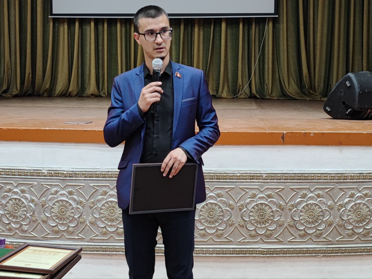 Задержан ещё один депутат алтайского заксобрания от КПРФ Задержан депутат заксобрания Алтайского края от КПРФ лидер горкома партии в Рубцовске Андрей Чернобай Об это сообщила депутат Госдумы глава крайкома КПРФ Мария Прусакова И еще задержаны несколько активных коммунистов Алтайского края написала она в своём телеграм канале Чернобай один из самых активных депутатов партии который регулярно выступает на сессия парламента Ранее стало известно об обысках у вице спикера заксобрания от КПРФ Юрия Кропотина и главного редактора партийной газеты Голос труда Дарьи Зулиной В алтайском заксобрании у КПРФ крупнейшая фракция в региональных парламентах России Крайком партии считается одним из сильнейших в стране На фоне задержаний пресс служба заксобрания выпустила пресс релиз о том что спикер парламента единоросс Александр Романенко назвал краевую прокуратуру одним из самых активных участников законотворческого процесса На Алтае партию продолжают преследовать перед выборами Госдумы Ранее депутата заксобрания Светлану Кербер и её помощницу Людмилу Клюшникову обвинили в мошенничестве ст 159 УК из за фиктивного трудоустройства Кербер в региональном парламенте якобы та получала зарплату помощника депутата но не выполняла его функции В КПРФ полностью отрицают обвинения и связывают дело с предстоящими выборами в заксобрание и Госдуму Женщин сначала отправили в СИЗО но после огласки их отпустили под домашний арест Подписаться Прислать новость Помочь бустами