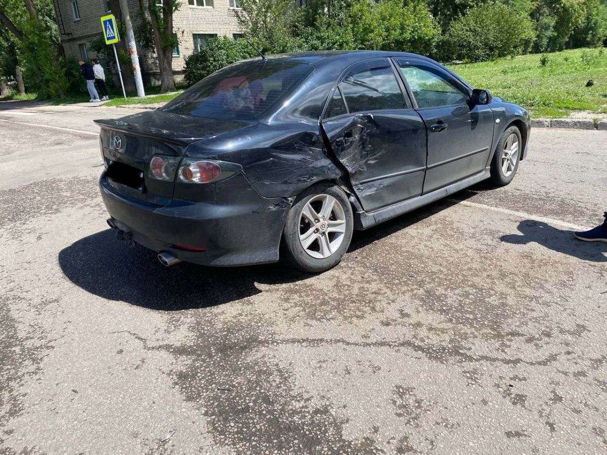 Выпускница ВГАС попала в больницу после аварии, произошедшей при сомнительных обстоятельствах     В среду, 2 июля на Левом берегу Воронежа произошло ДТП, в котором пострадала девушка 2004 года рождения.  По данным правоохранителей, автомобиль «Мазда» поворачивая налево на улице Димитрова, не пропустил едущий по встречке «Мерседес Бенц», что привело к аварии. Девушка и ее отец, который был за рулем, уверены, что виноват именно водитель немецкой иномарки. Корреспондент «Воронежских Новостей» связался с ними, чтобы уточнить подробности.  ↗  Прислать новость   Подписаться