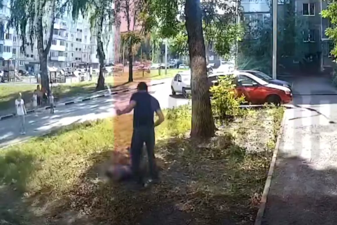 В Уфе мужчина избил соседского мальчика во дворе палкой.  По факту рукоприкладства возбуждено уголовное дело по ч. 2 ст. 213 УК РФ «хулиганство».  Видео с доказательствами избиения на ул. Кольцевой попал на камеру домофона. Мужчина идет с коляской и завидев 9-летнего мальчика подзывает к себе, но тот дерзко отвечает и начинает убегать. Мужчина догоняет ребенка, валит ударом ноги, а потом  дважды ударяет по попе пластиковой трубой, которая была в руках у мальчика. Затем, когда подоспели другие жильцы дома, возвращается к коляске.  В настоящее время мужчина доставлен в отдел полиции, устанавливаются все обстоятельства инцидента. Он сообщил, что ранее мальчик конфликтовал на площадке с его семилетней дочерью, которая просила заступиться за нее и наказать обидчика.  Инцидент взяла на контроль  и прокуратура, которая проверяет соблюдение законодательства о несовершеннолетних. При наличии оснований будет решен вопрос о принятии мер прокурорского реагирования.