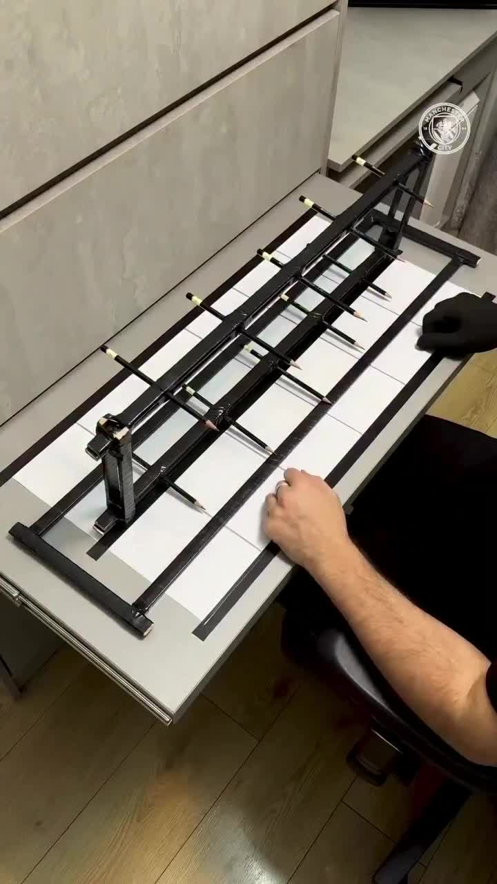 Армянский художник Эдуард Цоколакян создал портрет Гвардиолы и 11 игроков Ман Сити