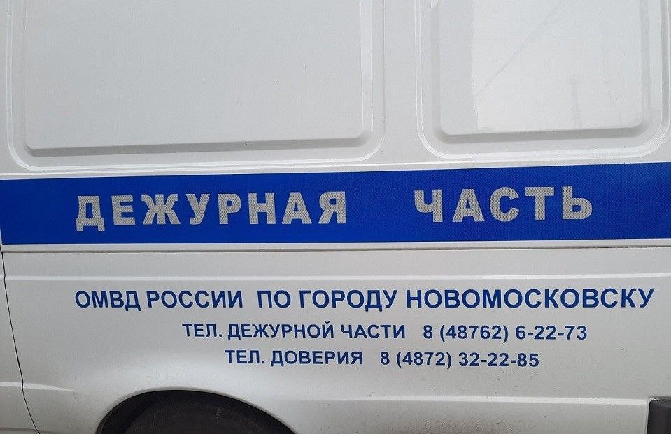 В Донском задержан мужчина, подозреваемый в убийстве пасынка, совершенном 12 лет назад По версии следствия, в январе 2013 года между молодым человеком и его отчимом возник конфликт на почве раздела имущества. В ходе драки мужчина сдавил своими руками шею пасынка, в результате чего тот скончался на месте происшествия. С целью сокрытия преступления подозреваемый сжег тело погибшего и избавился от останков. По факту безвестного исчезновения молодого человека было возбуждено уголовное дело. Но, несмотря на проведенный в то время комплекс следственных действий и оперативных мероприятий, установить обстоятельства исчезновения местного жителя не удалось, в связи с чем уголовное дело было приостановлено. В 2025 году следователями совместно с сотрудниками уголовного розыска были тщательно изучены имеющие материалы дела, установлены и допрошены новые свидетели, назначен ряд современных судебных экспертиз. Благодаря кропотливой работе удалось восстановить события преступления и изобличить причастное к нему лицо. Под тяжестью собранных доказательств мужчина сознался в содеянном и подробно рассказал о случившемся. В настоящее время ему предъявлено обвинение в убийстве. По ходатайству следователя в отношении обвиняемого избрана мера пресечения в виде заключения под стражу. Расследование уголовного дела продолжается. Источник