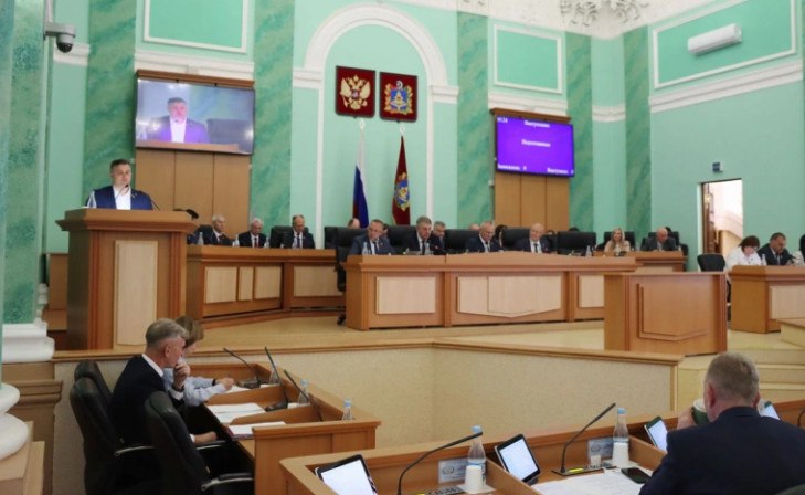 Брянские депутаты приняли закон о запрете склонения к абортам В Брянской области депутаты региональной думы приняли закон о запрете склонения к абортам, сообщает пресс-служба парламента. На заседании депутаты рассмотрели и поддержали целый ряд документов, в числе которых законопроект «О запрете склонения к искусственному прерыванию беременности на территории Брянской области». Он, как следует из сообщения, установил меры, направленные на защиту семьи, материнства, отцовства и детства. Законопроект приняли сразу в трех чтениях. Он вступит в силу 1 сентября 2025 года.