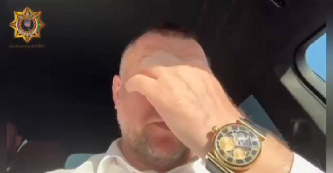 На своем последнем видео Апти Алаудинов засветил эксклюзивные часы ручной работы Badollet из желтого золота. Такие часы были выпущены в 2010 году и продавались за 255 тысяч швейцарских франков около 300 тысяч долларов . Сейчас их стоимость неизвестна, но явно не меньше. Подписаться Прислать новость